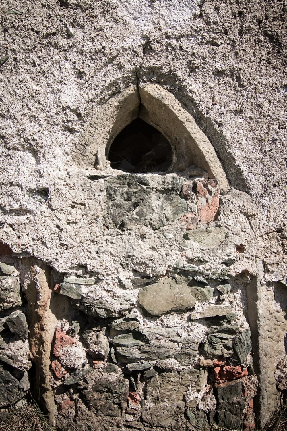 Gotycki element - dawny kościół w Pastewniku (ruiny) 