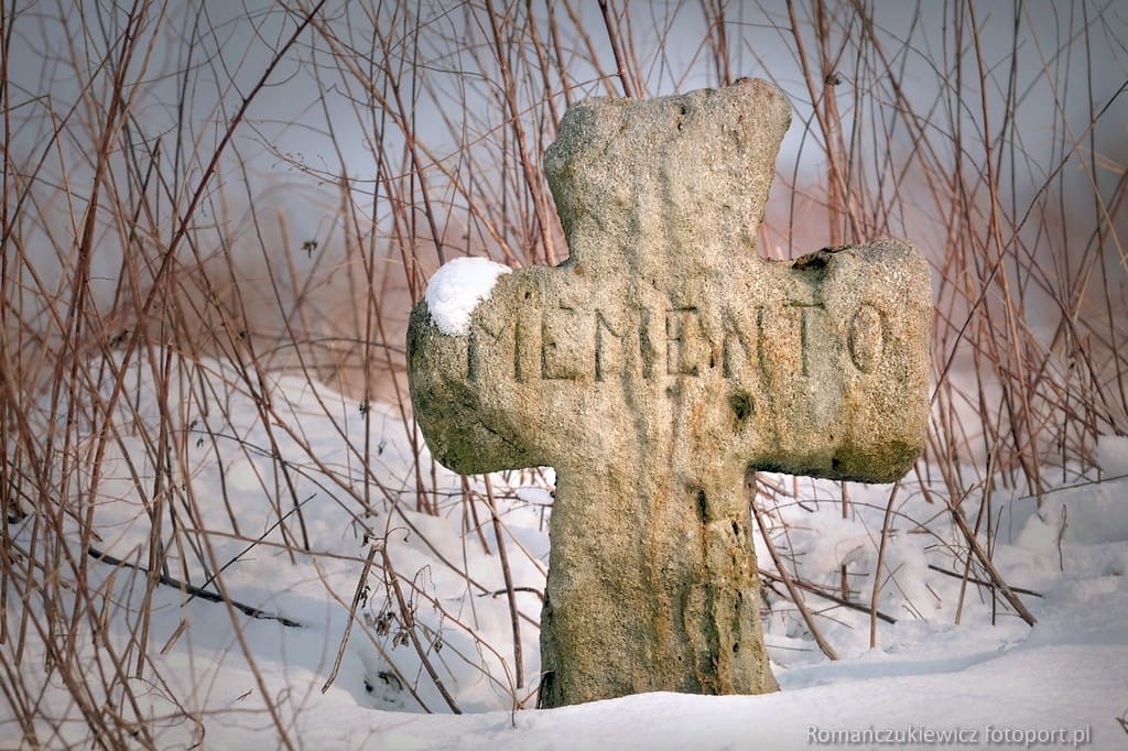 Krzyż pojednania (pokutny) z napisem "memento"- okolice Miedzianki 