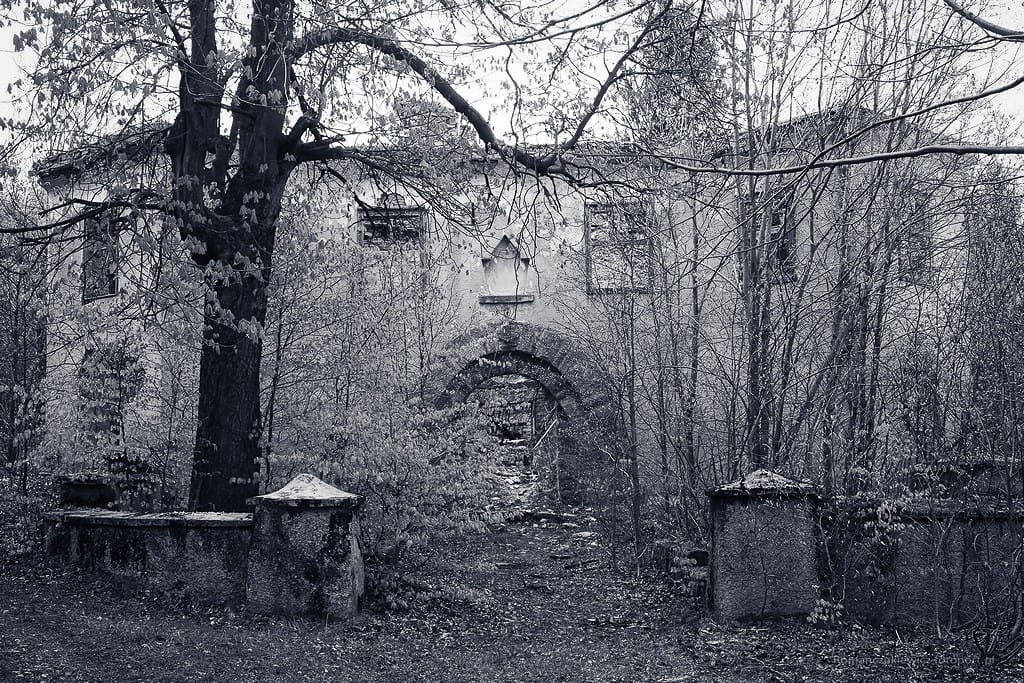 Ruiny schroniska Kesselschlossbaude ( później Ośrodek ZHP Zameczek ). Góra Kocioł nad Kotliną 