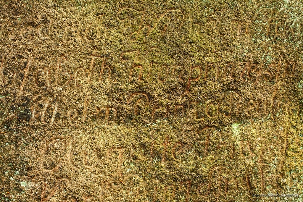 Ryty - napisy na skałach pod zamkiem Bolczów 