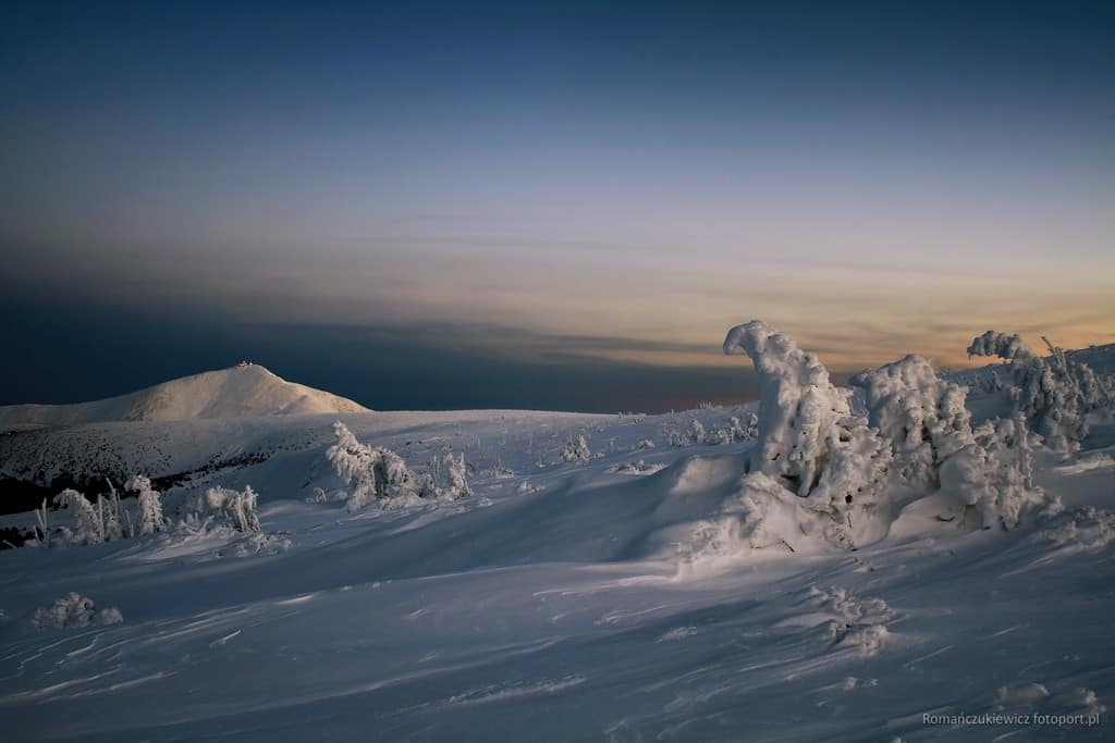 Zimowy zmierzch na zboczach Smogorni. Widok na Śnieżkę.  