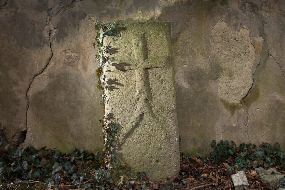 "Kamień choleryczy" przy murze koscioła św. Jana i Katarzyny
