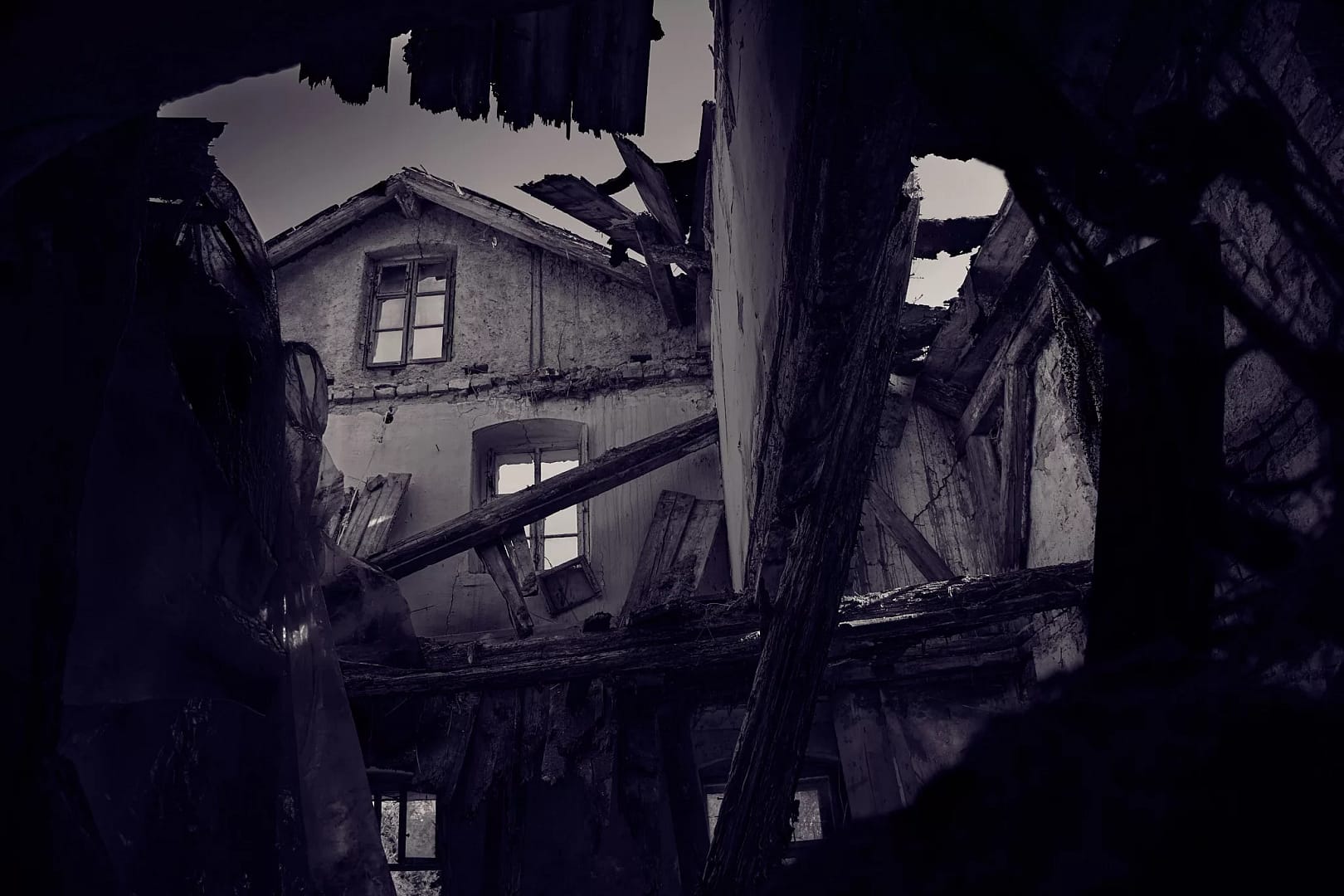 Dom w ruinie. Wzgórza Włodzickie. Opuszczone domy