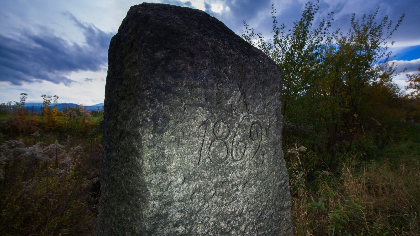 Kamień wiekowy z 1869 roku przy Stawach Podgórzyńskich
