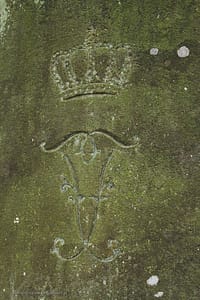 Inskrypcja niepodal Kamiennej ławki - odwrócone litery F (Feodora ) dają literę H ( Heinrich ) - wszystko zwieńczone książęcą koroną