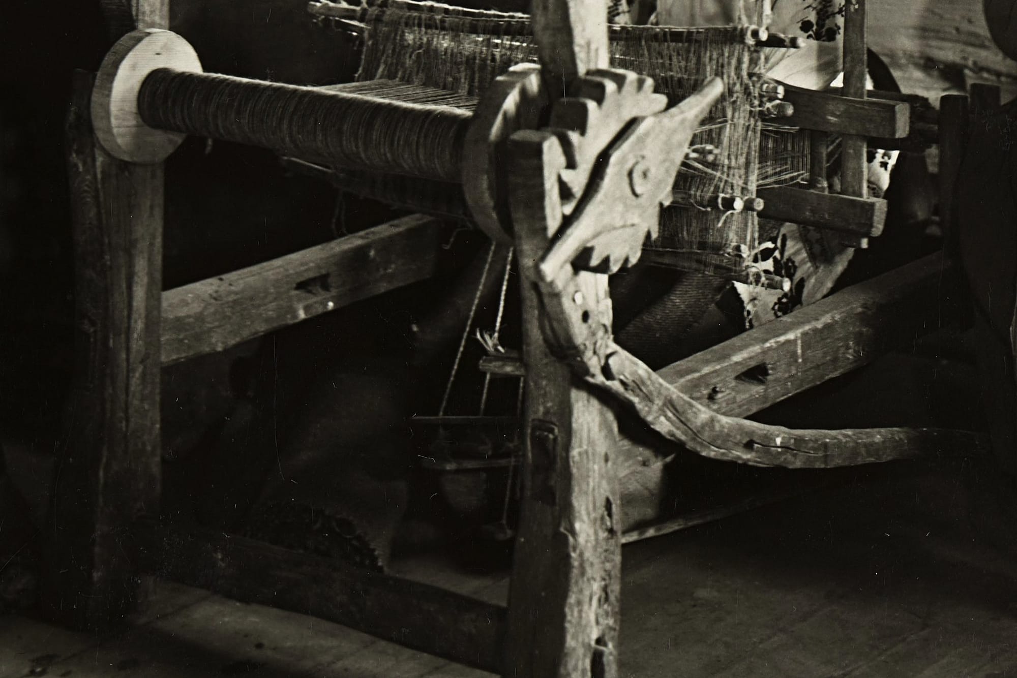 Chałupniczy warsztat tkacki z XIX w na zdjęciu z początków XX w