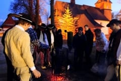 Święcenie ognia - Bukowina Tatrzańska. Poświęcony ogień w hubach roznoszony jest  do domów .