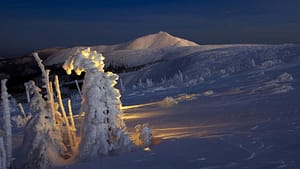 Cicha noc. Zimowy zmierzch na karkonoskim grzbiecie - fotografia tygodnia Krzysztof Romańczukiewicz