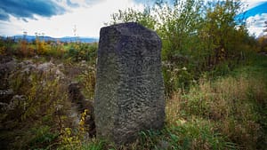Kamień wiekowy 1869 przy Stawach Podgórzyńskich