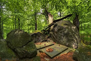 Grobowce Feodory I Heinricha von Reuss na zalesionym wzgórzu w Wojkowie (Kowary) , nieopodal Domu Kata