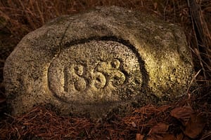 1853 - Kamień wiekowy z rytem 1853 - prz leśnej drodze na stoku Warzelni pomiędzy Sosnówką Grn. a Borowicami