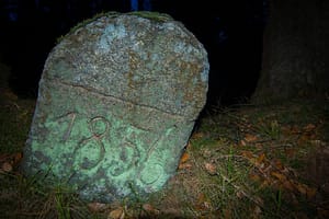 1856 - kamień wiekowy z rytem 1856 przy lesnej drodze pomiędzy Przesieką a Jagniątkowem 