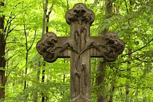 Krzyż na grobowcu Marii Klementyny Reuss na zalesionym wzgórzu w Wojkowie (Kowary) , nieopodal Domu Kata