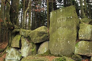 Inskrypcja niepodal Kamiennej ławki - odwrócone litery F (Feodora ) dają literę H ( Heinrich ) - wszystko zwieńczone książęcą koroną
