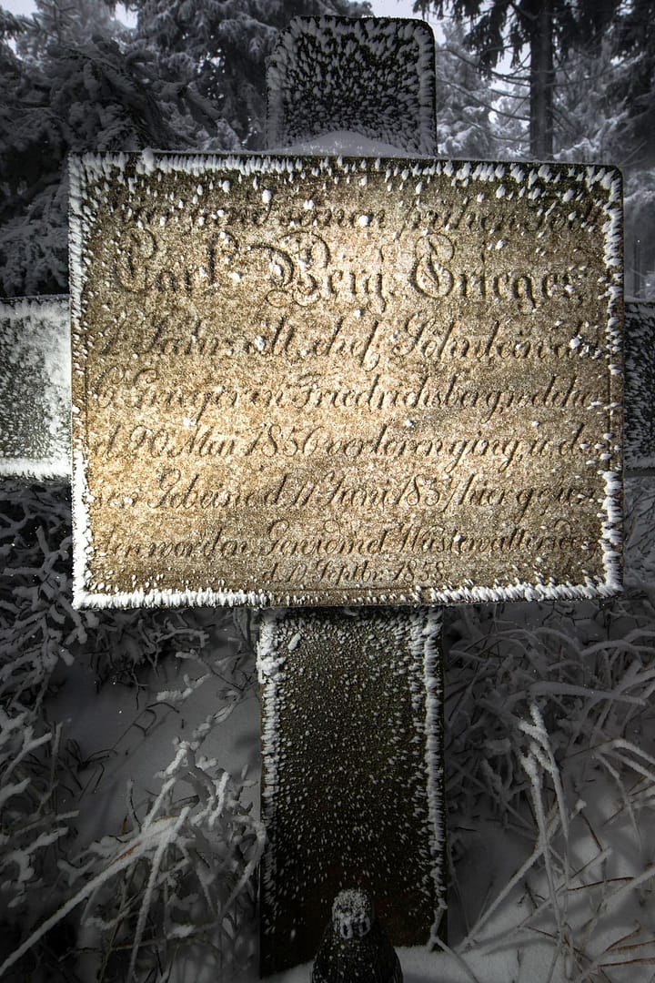 Krzyż na stokach Wielkiej Sowy - miejsce śmierci  Carla Benjamina Griegera  w 1856 roku.                                    fotoPort.pl  Krzysztof Romańczukiewicz 