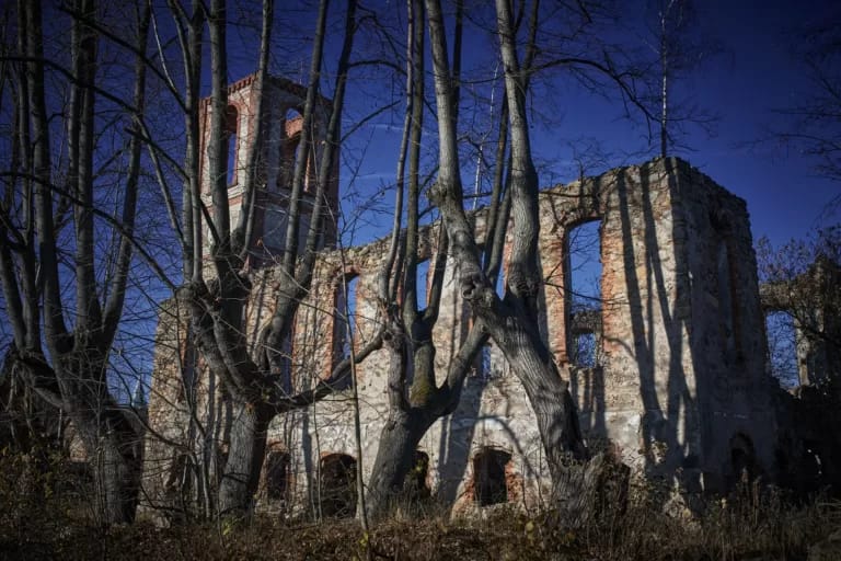Ruiny kościoła ewangelickiego w Karpnikach