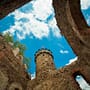 Zamek Księcia Henryka na Grodnej – romantyczne marzenia podnoszą się z ruin